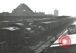 Image bombe d'un rail endommagé road station Hamm Allemagne, 1945, de la seconde 59 séquences d'archives historiques vidéo 65675062219