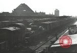 Image bombe d'un rail endommagé road station Hamm Allemagne, 1945, de la seconde 61 séquences d'archives historiques vidéo 65675062219