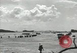 Standbild USA Soldaten einrichten Positionen auf Guam Guam Marianen, 1944, aus Sekunde 9 historischem Filmmaterial Videoclip 65675062232
