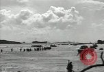 Standbild USA Soldaten einrichten Positionen auf Guam Guam Marianen, 1944, aus Sekunde 11 historischem Filmmaterial Videoclip 65675062232