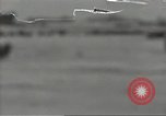 Standbild USA Soldaten einrichten Positionen auf Guam Guam Marianen, 1944, aus Sekunde 15 historischem Filmmaterial Videoclip 65675062232