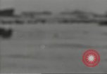 Standbild USA Soldaten einrichten Positionen auf Guam Guam Marianen, 1944, aus Sekunde 17 historischem Filmmaterial Videoclip 65675062232