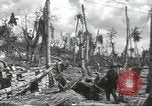 Standbild USA Soldaten einrichten Positionen auf Guam Guam Marianen, 1944, aus Sekunde 41 historischem Filmmaterial Videoclip 65675062232