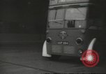 Immagine di Conduttore di donna raccoglie le tariffe in filobus nella seconda guerra mondiale Londra Inghilterra Regno Unito, 1941, secondo 1 filmato di repertorio 65675062253