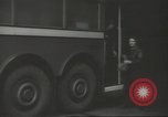 Immagine di Conduttore di donna raccoglie le tariffe in filobus nella seconda guerra mondiale Londra Inghilterra Regno Unito, 1941, secondo 12 filmato di repertorio 65675062253