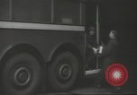 Immagine di Conduttore di donna raccoglie le tariffe in filobus nella seconda guerra mondiale Londra Inghilterra Regno Unito, 1941, secondo 14 filmato di repertorio 65675062253