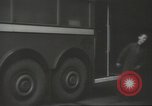 Immagine di Conduttore di donna raccoglie le tariffe in filobus nella seconda guerra mondiale Londra Inghilterra Regno Unito, 1941, secondo 15 filmato di repertorio 65675062253
