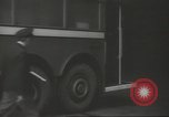 Immagine di Conduttore di donna raccoglie le tariffe in filobus nella seconda guerra mondiale Londra Inghilterra Regno Unito, 1941, secondo 16 filmato di repertorio 65675062253
