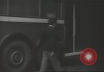 Immagine di Conduttore di donna raccoglie le tariffe in filobus nella seconda guerra mondiale Londra Inghilterra Regno Unito, 1941, secondo 17 filmato di repertorio 65675062253