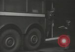 Immagine di Conduttore di donna raccoglie le tariffe in filobus nella seconda guerra mondiale Londra Inghilterra Regno Unito, 1941, secondo 22 filmato di repertorio 65675062253