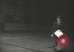 Immagine di Conduttore di donna raccoglie le tariffe in filobus nella seconda guerra mondiale Londra Inghilterra Regno Unito, 1941, secondo 25 filmato di repertorio 65675062253