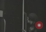 Immagine di Conduttore di donna raccoglie le tariffe in filobus nella seconda guerra mondiale Londra Inghilterra Regno Unito, 1941, secondo 29 filmato di repertorio 65675062253