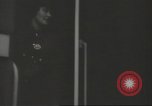 Immagine di Conduttore di donna raccoglie le tariffe in filobus nella seconda guerra mondiale Londra Inghilterra Regno Unito, 1941, secondo 32 filmato di repertorio 65675062253