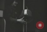 Immagine di Conduttore di donna raccoglie le tariffe in filobus nella seconda guerra mondiale Londra Inghilterra Regno Unito, 1941, secondo 34 filmato di repertorio 65675062253