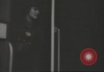 Immagine di Conduttore di donna raccoglie le tariffe in filobus nella seconda guerra mondiale Londra Inghilterra Regno Unito, 1941, secondo 43 filmato di repertorio 65675062253