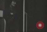 Immagine di Conduttore di donna raccoglie le tariffe in filobus nella seconda guerra mondiale Londra Inghilterra Regno Unito, 1941, secondo 44 filmato di repertorio 65675062253