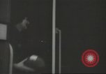 Immagine di Conduttore di donna raccoglie le tariffe in filobus nella seconda guerra mondiale Londra Inghilterra Regno Unito, 1941, secondo 46 filmato di repertorio 65675062253