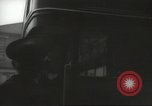 Immagine di Conduttore di donna raccoglie le tariffe in filobus nella seconda guerra mondiale Londra Inghilterra Regno Unito, 1941, secondo 51 filmato di repertorio 65675062253
