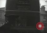Immagine di Conduttore di donna raccoglie le tariffe in filobus nella seconda guerra mondiale Londra Inghilterra Regno Unito, 1941, secondo 52 filmato di repertorio 65675062253