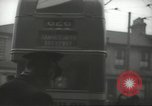 Immagine di Conduttore di donna raccoglie le tariffe in filobus nella seconda guerra mondiale Londra Inghilterra Regno Unito, 1941, secondo 53 filmato di repertorio 65675062253