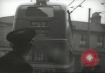 Immagine di Conduttore di donna raccoglie le tariffe in filobus nella seconda guerra mondiale Londra Inghilterra Regno Unito, 1941, secondo 54 filmato di repertorio 65675062253