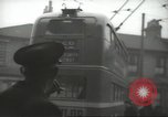 Immagine di Conduttore di donna raccoglie le tariffe in filobus nella seconda guerra mondiale Londra Inghilterra Regno Unito, 1941, secondo 55 filmato di repertorio 65675062253