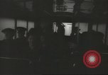 Immagine di Conduttore di donna raccoglie le tariffe in filobus nella seconda guerra mondiale Londra Inghilterra Regno Unito, 1941, secondo 57 filmato di repertorio 65675062253