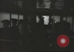 Immagine di Conduttore di donna raccoglie le tariffe in filobus nella seconda guerra mondiale Londra Inghilterra Regno Unito, 1941, secondo 58 filmato di repertorio 65675062253