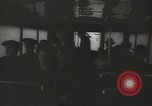 Immagine di Conduttore di donna raccoglie le tariffe in filobus nella seconda guerra mondiale Londra Inghilterra Regno Unito, 1941, secondo 60 filmato di repertorio 65675062253