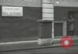 Standbild britischen Menschen tragen nach Blitz Angriff London England Vereinigtes Königreich, 1941, aus Sekunde 1 historischem Filmmaterial Videoclip 65675062256