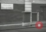 Standbild britischen Menschen tragen nach Blitz Angriff London England Vereinigtes Königreich, 1941, aus Sekunde 3 historischem Filmmaterial Videoclip 65675062256