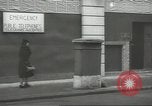 Standbild britischen Menschen tragen nach Blitz Angriff London England Vereinigtes Königreich, 1941, aus Sekunde 4 historischem Filmmaterial Videoclip 65675062256