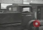 Standbild britischen Menschen tragen nach Blitz Angriff London England Vereinigtes Königreich, 1941, aus Sekunde 5 historischem Filmmaterial Videoclip 65675062256