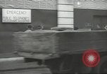 Standbild britischen Menschen tragen nach Blitz Angriff London England Vereinigtes Königreich, 1941, aus Sekunde 6 historischem Filmmaterial Videoclip 65675062256