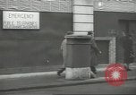 Standbild britischen Menschen tragen nach Blitz Angriff London England Vereinigtes Königreich, 1941, aus Sekunde 7 historischem Filmmaterial Videoclip 65675062256