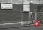 Standbild britischen Menschen tragen nach Blitz Angriff London England Vereinigtes Königreich, 1941, aus Sekunde 8 historischem Filmmaterial Videoclip 65675062256