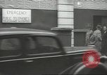 Standbild britischen Menschen tragen nach Blitz Angriff London England Vereinigtes Königreich, 1941, aus Sekunde 9 historischem Filmmaterial Videoclip 65675062256