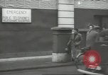 Standbild britischen Menschen tragen nach Blitz Angriff London England Vereinigtes Königreich, 1941, aus Sekunde 10 historischem Filmmaterial Videoclip 65675062256