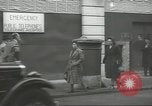 Standbild britischen Menschen tragen nach Blitz Angriff London England Vereinigtes Königreich, 1941, aus Sekunde 11 historischem Filmmaterial Videoclip 65675062256