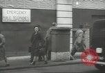 Standbild britischen Menschen tragen nach Blitz Angriff London England Vereinigtes Königreich, 1941, aus Sekunde 13 historischem Filmmaterial Videoclip 65675062256
