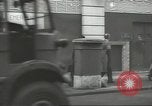 Standbild britischen Menschen tragen nach Blitz Angriff London England Vereinigtes Königreich, 1941, aus Sekunde 14 historischem Filmmaterial Videoclip 65675062256