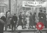 Standbild britischen Menschen tragen nach Blitz Angriff London England Vereinigtes Königreich, 1941, aus Sekunde 16 historischem Filmmaterial Videoclip 65675062256
