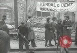 Standbild britischen Menschen tragen nach Blitz Angriff London England Vereinigtes Königreich, 1941, aus Sekunde 17 historischem Filmmaterial Videoclip 65675062256