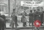 Standbild britischen Menschen tragen nach Blitz Angriff London England Vereinigtes Königreich, 1941, aus Sekunde 18 historischem Filmmaterial Videoclip 65675062256