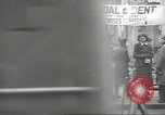 Standbild britischen Menschen tragen nach Blitz Angriff London England Vereinigtes Königreich, 1941, aus Sekunde 19 historischem Filmmaterial Videoclip 65675062256