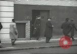 Standbild britischen Menschen tragen nach Blitz Angriff London England Vereinigtes Königreich, 1941, aus Sekunde 22 historischem Filmmaterial Videoclip 65675062256
