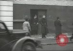 Standbild britischen Menschen tragen nach Blitz Angriff London England Vereinigtes Königreich, 1941, aus Sekunde 23 historischem Filmmaterial Videoclip 65675062256