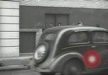 Standbild britischen Menschen tragen nach Blitz Angriff London England Vereinigtes Königreich, 1941, aus Sekunde 24 historischem Filmmaterial Videoclip 65675062256
