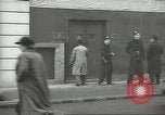 Standbild britischen Menschen tragen nach Blitz Angriff London England Vereinigtes Königreich, 1941, aus Sekunde 25 historischem Filmmaterial Videoclip 65675062256