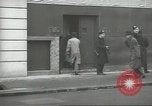 Standbild britischen Menschen tragen nach Blitz Angriff London England Vereinigtes Königreich, 1941, aus Sekunde 26 historischem Filmmaterial Videoclip 65675062256